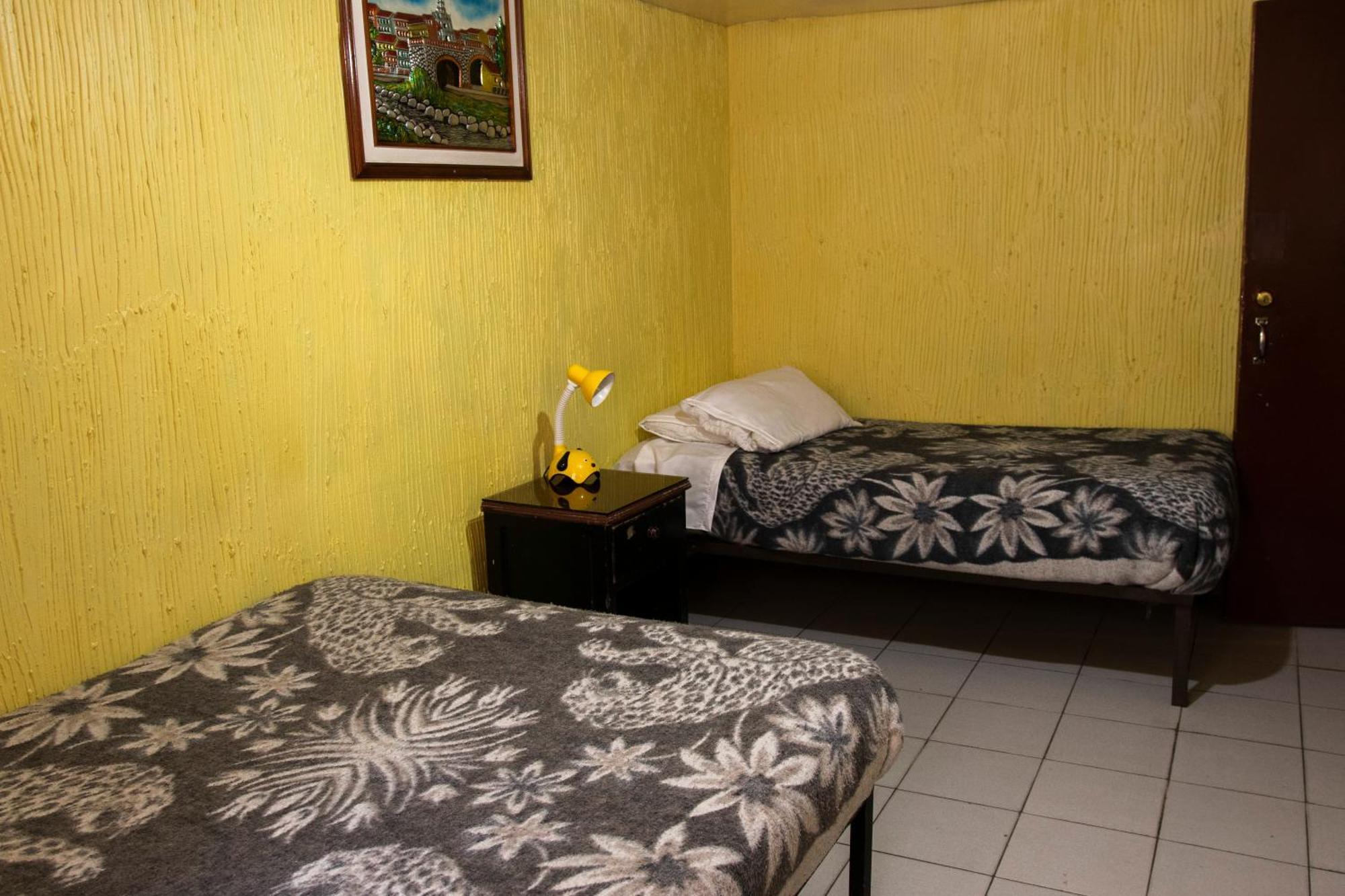 Hostal Carlos Luis กีโต ภายนอก รูปภาพ